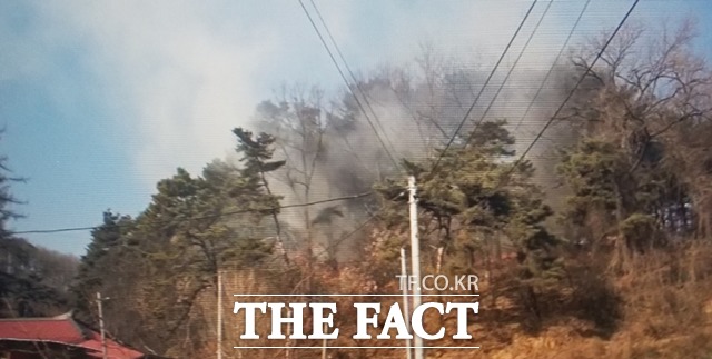 천안 한 야산에서 불이나 산림당국이 진화작업을 벌이고 있다. / 산림청 제공