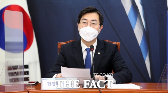 더불어민주당 정당혁신위원회가 국회의원이 같은 지역구에서 3선 연속으로 출마할 수 없다는 내용의 혁신안을 발표했다. 장경태 혁신위원장(사진)은 정치 교체는 선택해야 하는 것이 아닌 혁신의 당연한 의무라고 밝혔다. /국회=이선화 기자