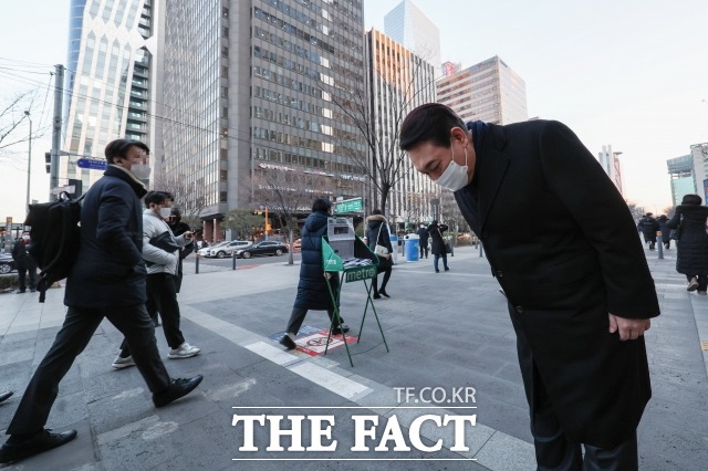 윤석열 국민의힘 대선후보가 6일 오전 영등포구 여의도 여의도역 5번 출구에서 출근하는 시민들에게 인사하고 있다. /이선화 기자