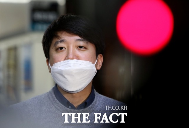 페이스북에 국민의힘 보좌진이라고 소개한 인물이 5일 페이스북 익명 게시판에 글을 올려 이준석(사진) 대표에게 당을 떠나라고 요구해 눈길을 끈다. /이선화 기자