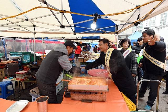 정하영 김포시장이 현장행정 중에 식당 상인들의 고충을 들어주며 위로하고 있다./김포시 제공