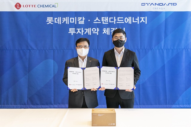 롯데케미칼이 바나듐이온 배터리 제조업체인 스탠다드에너지 지분 약 15%를 확보해 2대 주주로 올라섰다. 사진은 롯데케미칼 기초소재사업 황진구 대표(왼쪽)와 스탠다드에너지 김부기 대표가 지난해 11월 진행된 투자 계약 체결식에서 기념촬영을 하는 모습. /롯데케미칼 제공