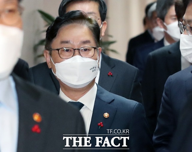 박범계 법무부 장관은 고위공직자범죄수사처(공수처)를 통신자료 조회 논란을 두고 사회적 공론화가 필요하다는 입장을 밝혔다. /임영무 기자