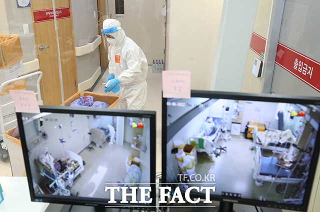 코로나19 거점전담병원인 혜민병원 의료진이 6일 오전 서울 광진구 혜민병원 처치실에서 의료장비등을 점검하고 있다./임영무 기자