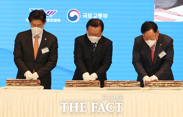 노형욱 국토교통부 장관, 김 총리, 김상수 대한건설단체총연합회 회장(왼쪽부터)이 시루떡 커팅을 하고 있다.