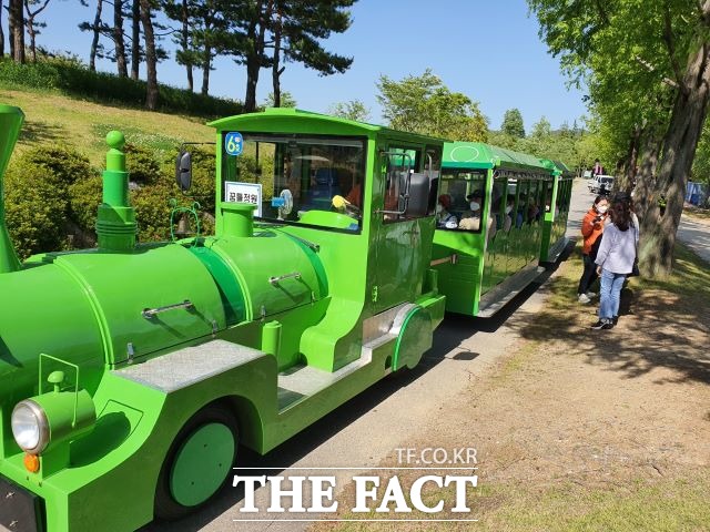 순천시는 대한민국 생태수도에 걸맞은 순천형 탄소중립 정책을 본격적으로 추진한다. 사진은 국가정원내 전기관람차 모습. /순천시 제공