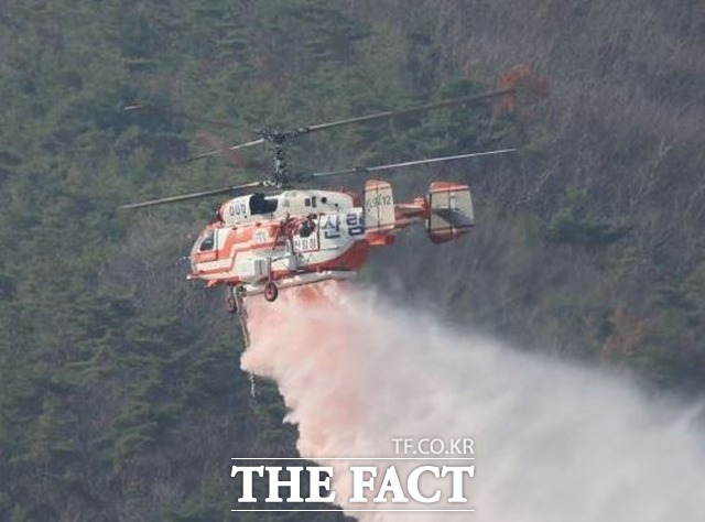 천안 한 야산에서 불이나 산림당국이 진화작업을 벌이고 있다. / 산림청 제공