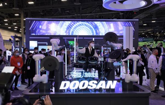 CES 2022 두산 전시관에서 로봇 드럼 공연이 이뤄지고 있다. /두산그룹 제공