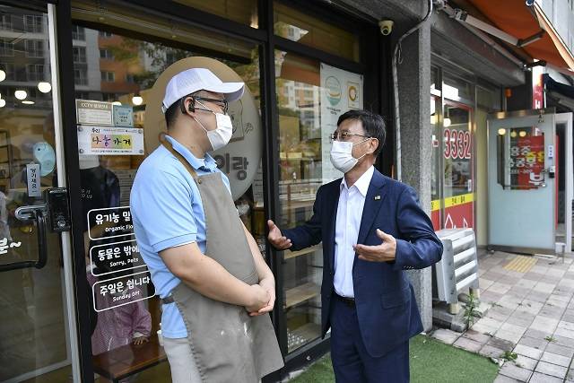 정하영 김포시장이 현장행정 중에 식당 상인과 이야기릃 나누고 있다./김포시 제공