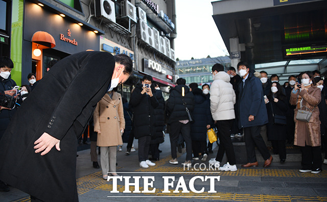 윤석열 국민의힘 대선 후보가 6일 오전 서울 영등포구 여의도역 5번 출구에서 출근하는 시민들에게 인사하고 있다. / 더팩트DB