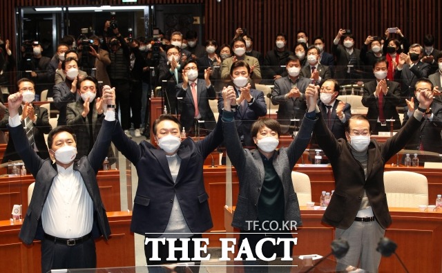 국민의힘 이준석 대표와 윤석열 대선 후보가 6일 국회에서 열린 의원총회에서 의원들을 향해 손을 들어보이고 있다. /이선화 기자