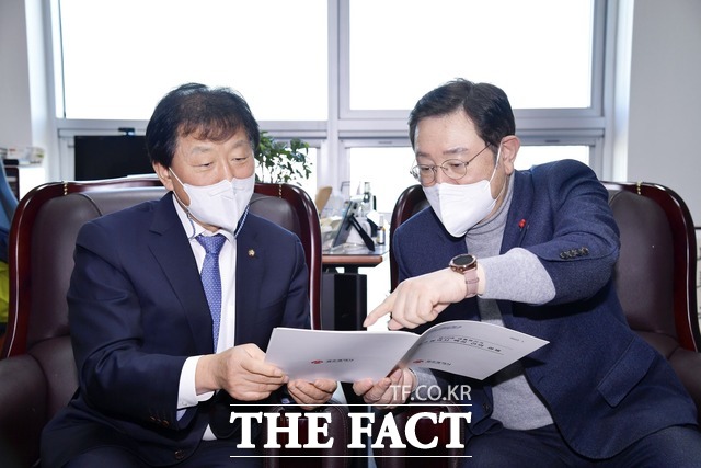 이용섭 광주광역시장이 윤후덕 선거대책위원회 정책본부장에게 20대 중점 공약과제를 설명하고 있다./광주시 제공