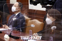  국무총리 발언듣는 홍남기-유은혜 부총리 [포토]