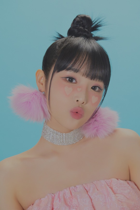 최예나가 오는 17일 첫 번째 미니 앨범 ˣ‿ˣ (SMiLEY)를 발매한다. /위에화엔터 제공