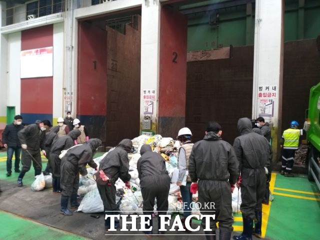 수원시자원회수시설에서 진행된 샘플링./ 수원시 제공