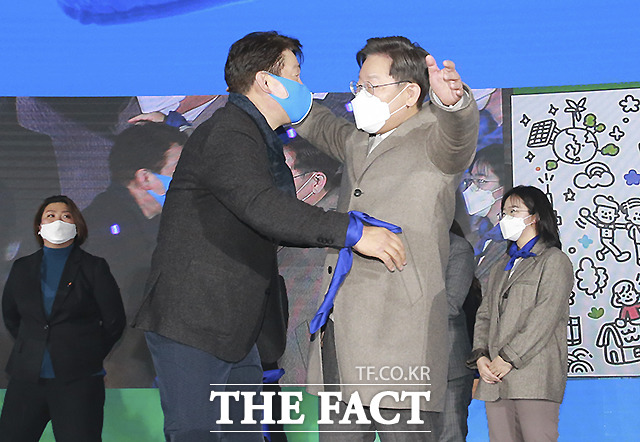 이재명 후보(오른쪽)가 서울시당 선대위 출범식 ‘더 앞으로, 더 제대로 서울’에서 기동민 서울시당위원장과 포옹을 하고 있다.