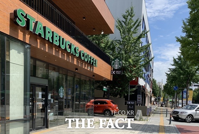 스타벅스가 2014년 이후 7년 6개월 만에 가격 인상을 단행한다. /이민주 기자