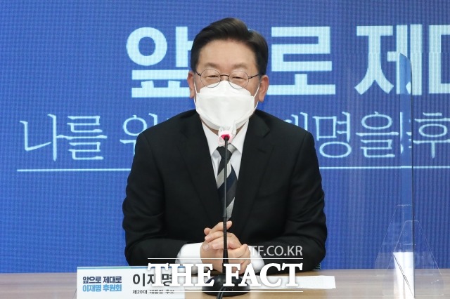 윤석열 국민의힘 대선 후보가 TV 토론과 관련해 법정 토론 3회 갖고는 부족하다고 밝힌 것을 두고 이재명 더불어민주당 대선 후보가 준비가 되면 언제든지 환영한다고 밝혔다. /이선화 기자
