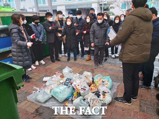 수원 공동주택단지에서 진행된 소각용 종량제 봉투 샘플링./ 수원시 제공