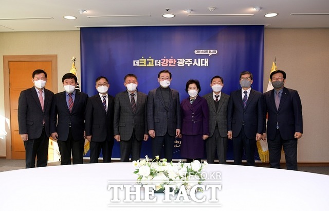 이용섭 광주시장이 7일 임명·위촉된 행정옴부즈만위원회 위원들과 기념촬영을 하고 있다./광주시 제공