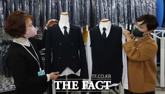 김은미 홍성군의원(오른쪽)이 대표 발의한 입학준비금 지원 조례로 고교생 입학 시 1인당 30만원을 지원받는다. / 김은미 의원 제공