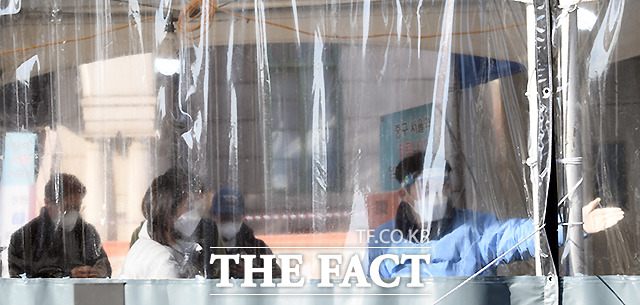 서울역 광장 임시선별검사소 앞 추위를 대비해 설치된 비닐천막 대기장소에서 시민들이 검사소로 이동하고 있다.