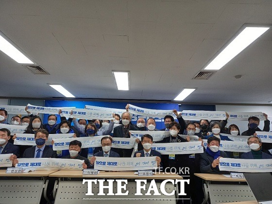 더불어민주당 이해찬 상임고문이 7일 오후 4시 민주당 부산시당에서 열린 미래시민광장 위원회 부산본부 출범식에 참석, PK 민심을 자극하고 나섰다. /부산=조탁만 기자.