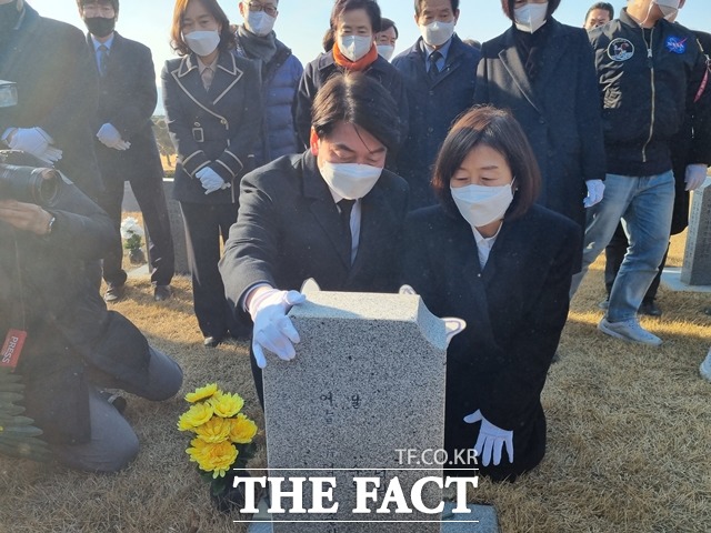 안철수 국민의당 대선 후보가 7일 충남 천안 망향의동산 일본군 성노예 피해자 묘역을 참배했다. / 천안=김경동 기자