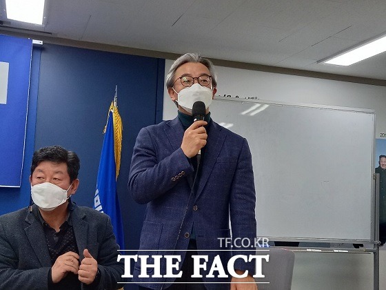 더불어민주당 전재수 의원은 7일 오후 4시 열린 미래시민광장 위원회부산본부 출범식에서 코로나19 팬데믹이 2년 동안 지속되고 있다. 극단적이고 불확실한 시대를 살아 가고 있다며 이같이 밝혔다. /부산=조탁만 기자.