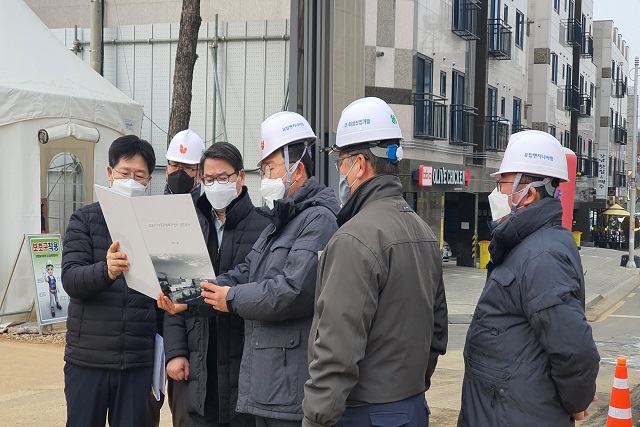 지난 5일 정하영 김포시장이 현재 추진 중인 공공시설 공사 현장을 방문랬다./김포시 제공