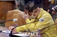  회의 자료 살피는 홍남기 경제부총리 [포토]