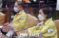  총리 발언 듣는 유은혜 사회부총리 [포토]