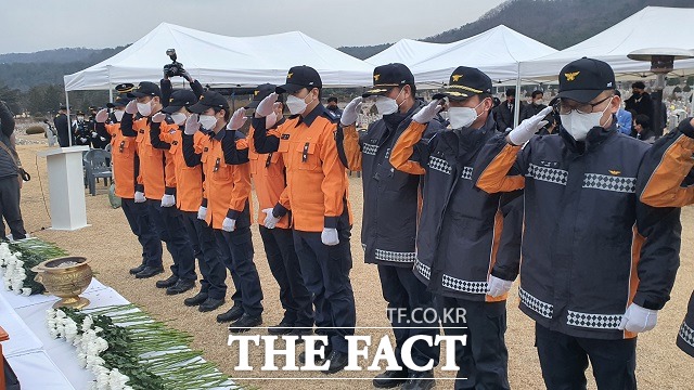 경기도 평택시 물류창고 화재 현장에서 순직한 경기 송탄소방서 이형석 소방경(50), 박수동 소방장(31), 조우찬 소방교(25)의 동료들이 인사를 건네고 있다. / 대전 = 김성서 기자