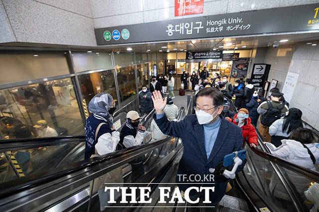 이재명 더불어민주당 대선 후보가 9일 오후 서울 마포구 홍대입구 지하철역에서 시민들에게 인사를 하고 있다. /이재명 캠프 제공