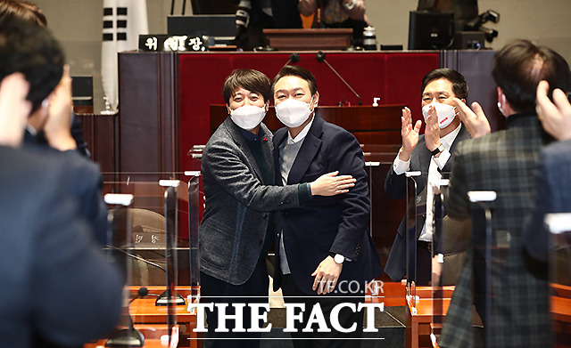 이준석 국민의힘 대표(왼쪽)가 윤석열 대선 후보의 짧고 속도감 있는 메시지를 향한 반응에 힘든 과정이었지만, 바뀐 체계를 보니 보람이 있다라며 선대위가 발전적 해체를 할 수 있도록 같이 노력해준 분들과 결단한 후보의 공이라고 강조했다. 지난 6일 의원총회에서 포옹하는 이 대표와 윤 후보. /이선화 기자