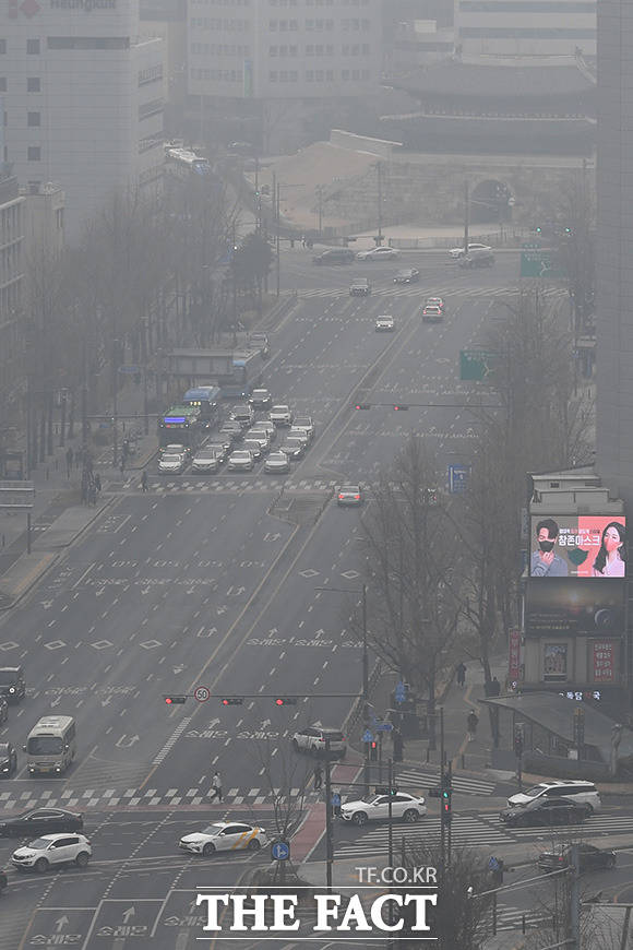 수도권과 충남 지역에 미세먼지가 매우 나쁨으로 올해 첫 미세먼지 비상저감조치가 시행된 9일 오전 서울 종로구 광화문 일대가 미세먼지로 뿌옇 모습. /남용희 기자