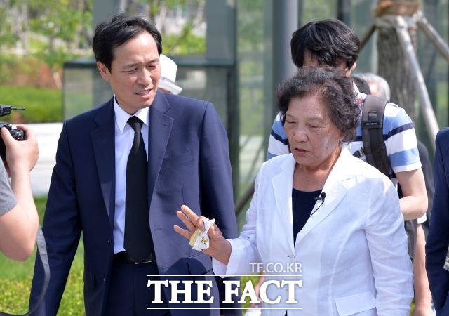 故 이한열 열사의 모친 배은심 여사가 9일 향년 82세의 일기로 별세했다. 이에 이재명 윤석열 안철수 등 대선 후보들이 추모글을 올리며 애도의 뜻을 나타냈다. 사진은 배은심 이한열 열사 어머니와 87년 당시 연세대 총학생회장이었던 우상호 더불어민주당 의원. /더팩트 DB