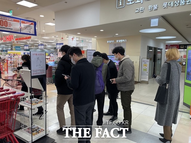 고객이 몰릴 경우 때에 따라 입장 대기줄이 만들어지기도 했다. /서울역=최수진 기자