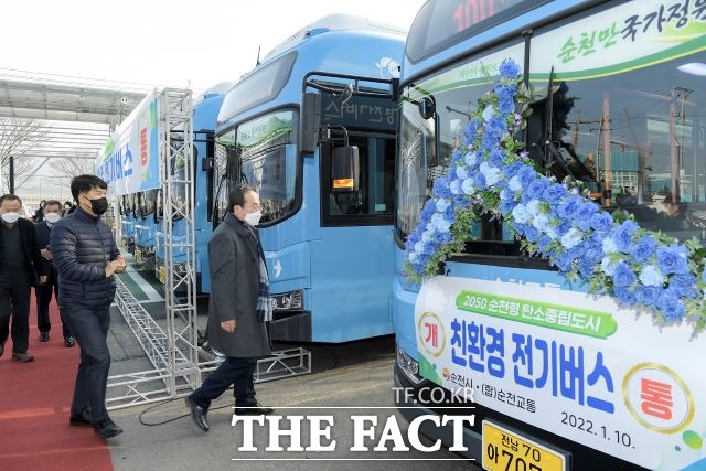 허석 순천시장이 이날 첫 운행을 개시한 전기 시내버스에 시승하기 위해 전기차로 향하고 있다. /순천시 제공