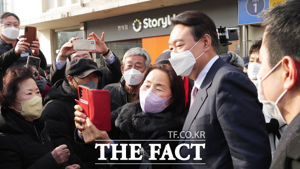 국민의힘 윤석열 대선 후보가 10일 공약 발표를 마친 후 지지자들과 셀카를 촬영하고 있다. /사진=지우현 기자