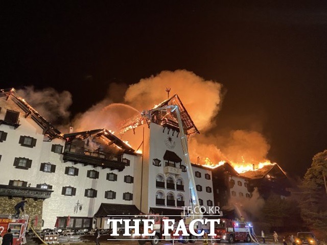 지난해 2월 20일 오후 11시 4분께 전북 무주덕유산리조트 내 티롤호텔의 5층 옥상 목조 건축물에서 불이 났다. 이 불로 호텔 투숙객 100여 명이 대피했다. /전북소방본부 제공
