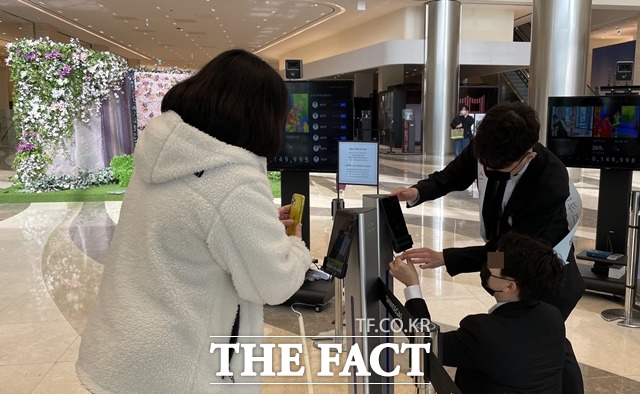 대전 한 백화점에 방문한 고객이 QR코드 인증을 하고 있다. / 대전 = 김성서 기자