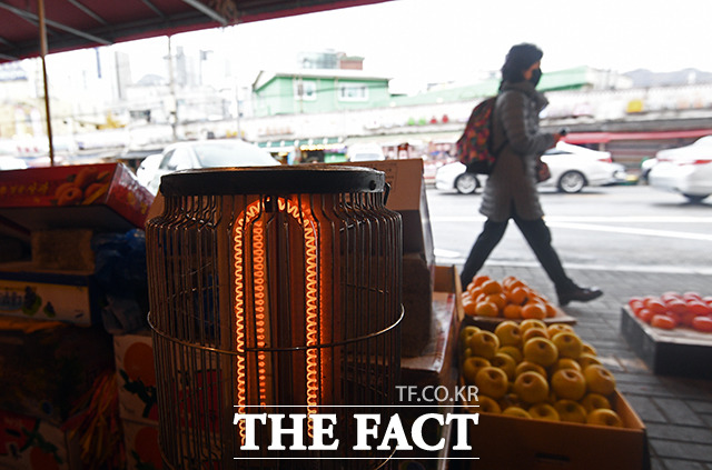 북쪽에서 남하하는 기압골의 영향 받아…기온 뚝 떨어져[더팩트ㅣ이동률 기자] 기온이 급격하게 떨어진 8일 오후 서울 서대문구 인왕시장에서 상인들이 난로를 이용해 추위를 녹이고 있다. 기상청은 이날 중국 산둥반도 부근에서 다가오는 기압골의 영향과 북쪽을 지나는 기압골의 영향을 받아 주 후반까지 전국적으로 추위가 이어질것이라고 전망했다. 사진은 기사와 무관. /더팩트 DB.