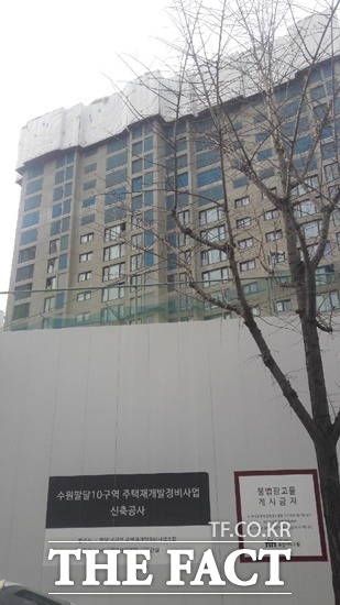 수원팔달10구역주택재개발정비사업이 막바지에 이른 가운데 마감재 변경안을 둘러싼 조합과 비상대책위간 마찰이 이어지는 가운데 3개 마감재 업체가 L조합장을 고소해 조합원들의 이목이 집중되고 있다. /더팩트DB