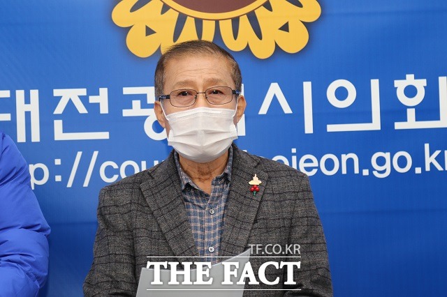 이종호 대전시의원이 유성구 학교밖청소년지원센터와 관련한 기자회견을 열고 있다. / 대전 = 김성서 기자