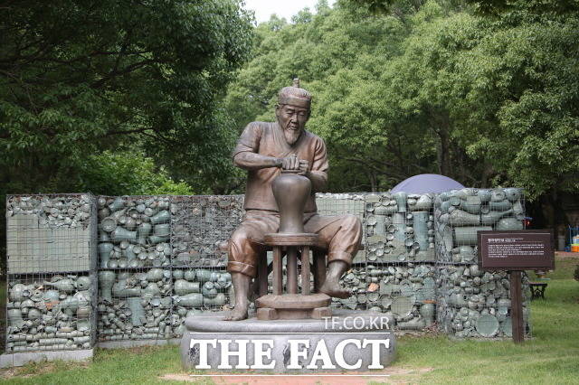 강진군 고려청자박물관(이하 박물관)에서 25년간 근무했던 전문경력관이 퇴직 6개월만에 기간제 근로자로 다시 채용된 사실이 뒤늦게 알려지면서 논란이 일고 있다./독자 제공