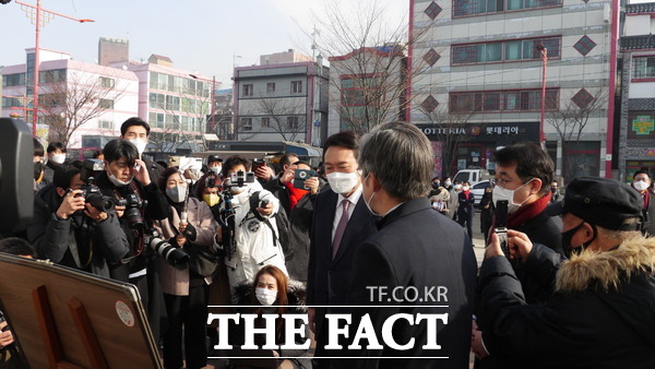 국민의힘 윤석열 대선 후보가 10일 인천역 광장에서 공약 발표에 앞서 역무원으로부터 인천역에 대한 설명을 듣고 있다. /사진=지우현 기자
