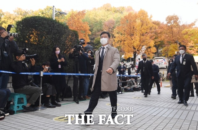 화천대유 대주주 김만배(가운데) 전 머니투데이 기자가 지난해 11월 3일 오전 서울중앙지법에서 열린 구속 전 피의자심문(영장실질심)에 출석하고 있다. /이새롬 기자