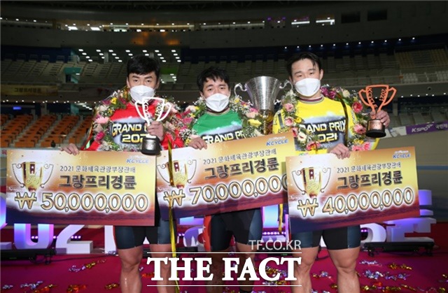 지난해 그랑프리 결승에서 입상한 정정교 임채빈 인치환(왼쪽부터) 이 기념사진 촬영을 하고 있다./경주사업총괄본부 제공