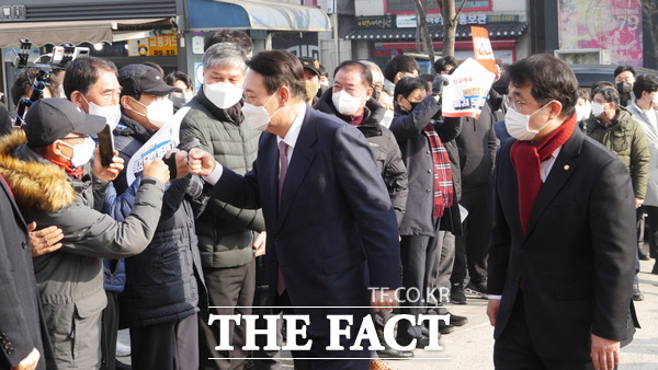 국민의힘 윤석열 대선 후보가 10일 오전 인천지역 산업화·교육일번지 공약 발표를 위해 인천역 광장으로 들어서면서 지지자들과 인사를 나누고 있다. /사진=지우현 기자